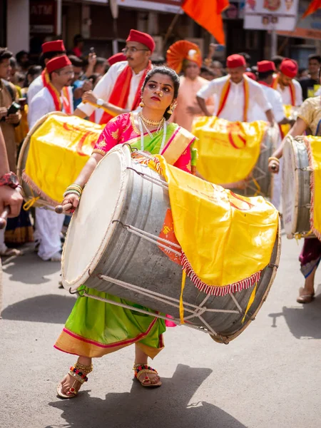 2022年4月2日 インド ムンバイグディ パダは インド各地の音楽家 ダンサー アーティストが参加する毎年恒例のパレードです 縦方向又は縦方向 — ストック写真