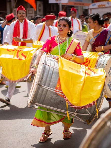 2022年4月2日 インド ムンバイグディ パダは インド各地の音楽家 ダンサー アーティストが参加する毎年恒例のパレードです 縦方向又は縦方向 — ストック写真