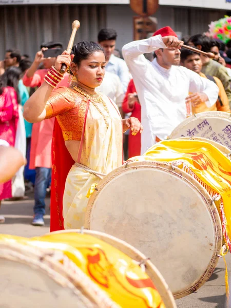 Mumbai, Hindistan - 2 Nisan 2022: Hindu Yeni Yıl Geçidi, Gudhi Padva, Hindistan 'ın çeşitli yerlerinden müzisyenler, dansçılar ve sanatçıların katıldığı yıllık geçit törenidir. Dikey veya dikey oryantasyon
