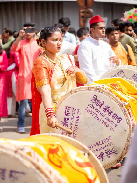 Mumbai, Hindistan - 2 Nisan 2022: Hindu Yeni Yıl Geçidi, Gudhi Padva, Hindistan 'ın çeşitli yerlerinden müzisyenler, dansçılar ve sanatçıların katıldığı yıllık geçit törenidir. Dikey veya dikey oryantasyon