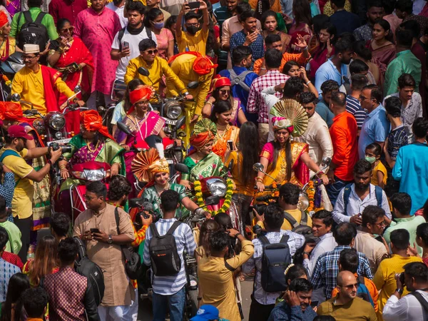 Mumbai, Hindistan - 2 Nisan 2022: Geleneksel giysiler içinde güzel Hintli bir kadın Mumbai 'de Gudhi Padva veya Hindu yeni yılını kutlarken bisiklet sürüyor.