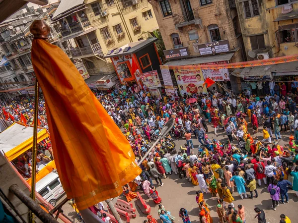 Mumbai, Hindistan - 2 Nisan 2022: Geleneksel Gudi, Hindu Yeni Yıl Geçidi, Gudhi Padva, Girgaon, Güney Mumbai 'de eski binalar veya chawls etkinliklerinde sergilendi