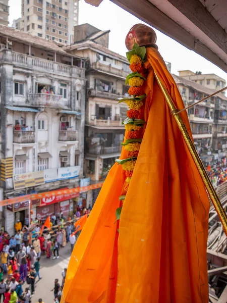 Mumbai, Hindistan - 2 Nisan 2022: Geleneksel Gudi, Hindu Yeni Yıl Geçidi, Gudhi Padva, Girgaon, Güney Mumbai 'de eski binalar veya chawls etkinliklerinde sergilendi