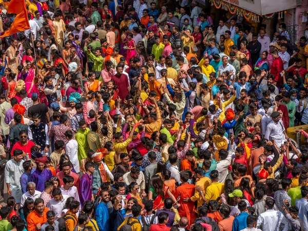 Mumbai, Hindistan - 2 Nisan 2022: Hindu Yeni Yıl Geçit Töreni Mihraciler tarafından dans ederek ve geleneksel elbiseler giyerek kutlandı.