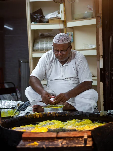 Βομβάη Ινδία Μαΐου 2022 Μουσουλμάνος Αρσενικός Πωλητής Μαγειρεύει Πωλώντας Halal — Φωτογραφία Αρχείου