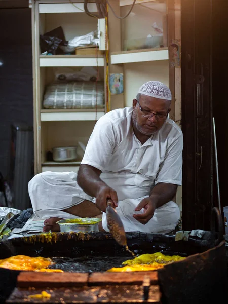 Mumbai India May 2022 Muslim Male Vendor Cooking Selling Halal — Stockfoto