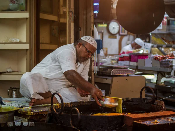 Βομβάη Ινδία Μαΐου 2022 Μουσουλμάνος Πωλητής Μαγειρέματος Που Πωλούν Halal — Φωτογραφία Αρχείου