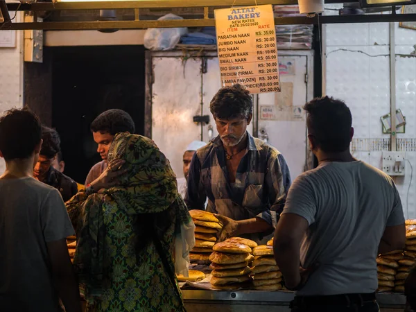 Βομβάη Ινδία Μαΐου 2022 Μουσουλμάνος Αρσενικός Πωλητής Ψήνει Και Πουλάει — Φωτογραφία Αρχείου