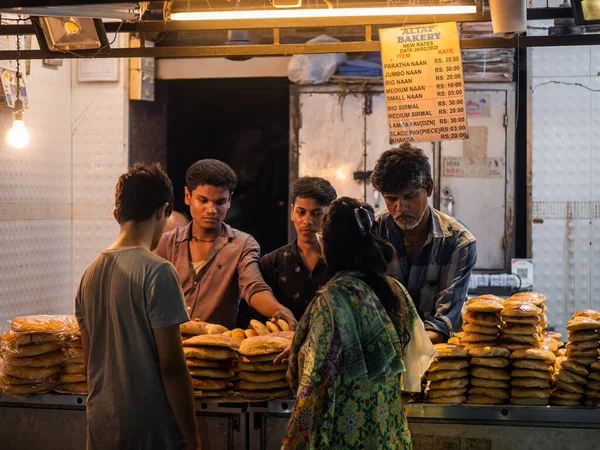 Βομβάη Ινδία Μαΐου 2022 Μουσουλμάνος Αρσενικός Πωλητής Ψήνει Και Πουλάει — Φωτογραφία Αρχείου