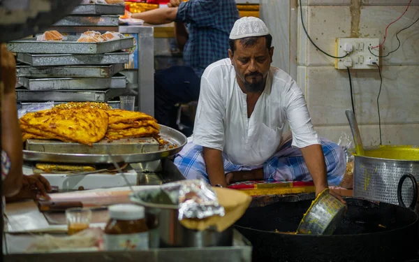 Mumbai India May 2022 Muslim Male Vendor Cooking Selling Halal — Zdjęcie stockowe