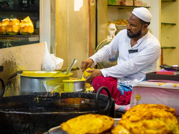 Βομβάη Ινδία Μαΐου 2022 Μουσουλμάνος Αρσενικός Πωλητής Μαγειρεύει Πωλώντας Halal — Φωτογραφία Αρχείου
