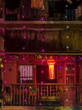 Diwali dekoratif lambaları ya da Akash Kandil ya da Fener ışıkları Mumbai 'deki geleneksel Hint evinin ya da chawl' un önünde asılı.