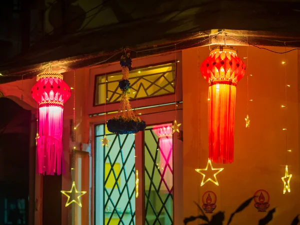 Diwali dekoratif lambaları ya da Akash Kandil ya da Fener ışıkları Mumbai 'deki geleneksel Hint evinin ya da chawl' un önünde asılı.