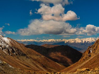 Chang La geçidi, Hindistan 'daki en yüksek plato olan Ladakh' taki kar dağları tarafından korunuyor. Ladakh şehri manzarası. Ladakh 'ın panoramik görünümü.
