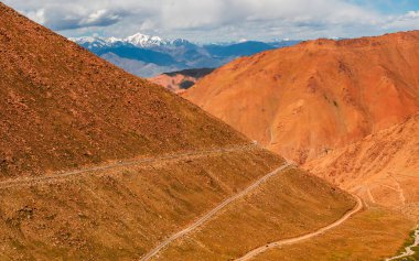 Ladakh Dağı yolu, Kuzey Hindistan. Ladakh 'ın güzel manzarası, Hindistan' daki en yüksek plato. Dikey veya portre oryantasyonu.