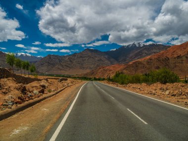 Ladakh Dağı yolu, Kuzey Hindistan. Ladakh 'ın güzel manzarası, Hindistan' ın en yüksek yaylası..
