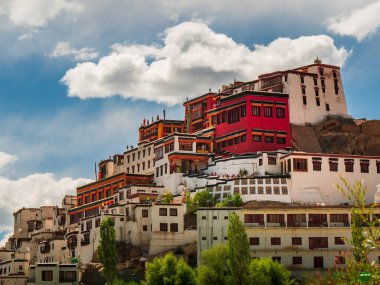 Thikse Gompa ya da Thikse Manastırı orta Ladakh 'taki en büyük gompadır. Thiksey Manastırı, Tibet Budist mezhebinin Gelug ya da Yelloe Şapka mezhebine aittir.