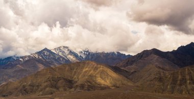 Ladakh dağlarının panoramik manzarası. Güzel doğal manzara.