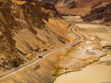 Kuzey Hindistan 'daki Ladakh Dağı yolunda tanımlanamayan turist araçları. Ladakh 'ın güzel manzarası, Hindistan' ın en yüksek yaylası..