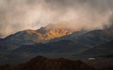 Ladakh dağlarının panoramik manzarası. Güzel doğal manzara.