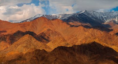 Ladakh dağlarının panoramik manzarası. Güzel doğal manzara.