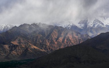 Ladakh dağlarının panoramik manzarası. Güzel doğal manzara.
