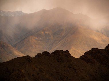 Ladakh dağlarının panoramik manzarası. Güzel doğal manzara.