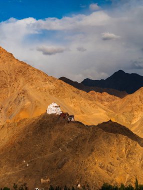 Ladakh, Leh bölgesindeki Namgyal Tsemo Manastırı. Ladakh dağlarının panoramik manzarası. Dikey veya dikey oryantasyon