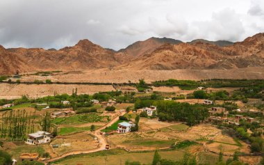 Ladakh 'ın güzel manzarası dağ sırasını ve gökyüzünü kaplıyor, Hindistan' ın en yüksek platosunu. Ladakh şehri manzarası. Ladakh 'ın panoramik görünümü.