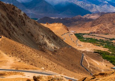 Ladakh Dağı yolu, Kuzey Hindistan. Ladakh 'ın güzel manzarası, Hindistan' daki en yüksek plato. Dikey veya portre oryantasyonu.