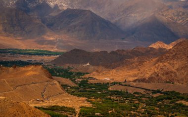 Shanti Stupa dağlarla çevrili beyaz kubbeli bir Budist. Ladakh Vadisi 'nin panoramik manzarası.