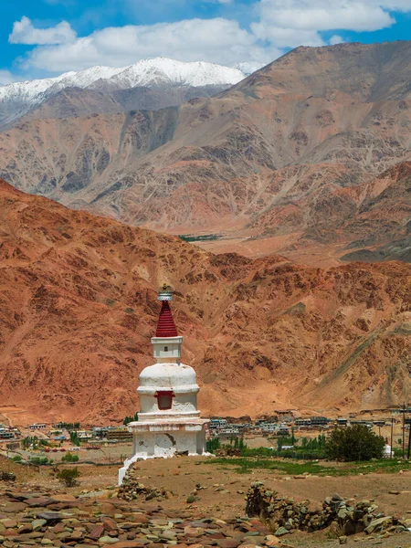 Budist Stupa, Hindistan 'ın en yüksek yaylası Ladakh' ın güzel sıradağları..