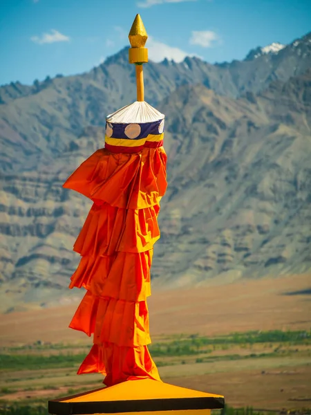 Thikse Gompa ya da Thikse Manastırı orta Ladakh 'taki en büyük gompa' dır. Thiksey Manastırı, Tibet Budist mezhebinin Gelug ya da Yelloe Şapka mezhebine aittir.