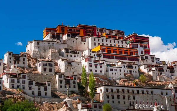 锡克教 Thikse Gompa 或锡克教修道院 Thikse Monastery 是拉达克中部最大的哥壁 Thiksey修道院属于藏传佛教Gelug或Yelloe Hat派 — 图库照片