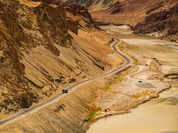 Unidentified Tourist Vehicles Mountain Road Ladakh Northern India Beautiful Landscape — Stock Photo, Image