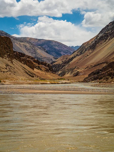 Zanskar Nehri ve güzel dağ sırası ve gökyüzü Ladakh 'ta, Hindistan' ın en yüksek platosunda. Ladakh şehri manzarası. Ladakh 'ın panoramik görünümü.