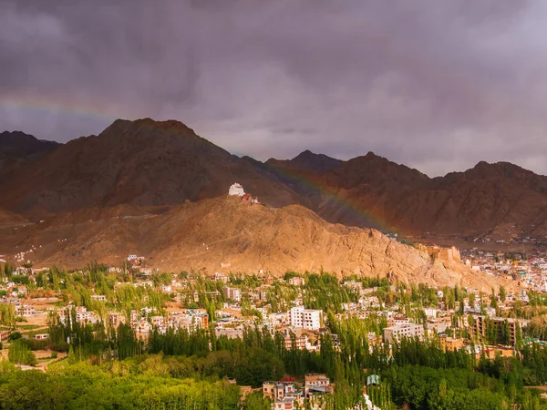 Ladakh, Leh bölgesindeki Namgyal Tsemo Manastırı. Ladakh dağlarının panoramik manzarası. Güzel doğal manzara.