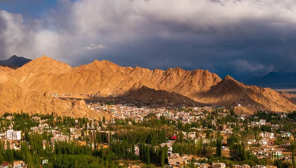 Ladakh 'ın güzel manzarası dağ sırasını ve gökyüzünü kaplıyor, Hindistan' ın en yüksek platosunu. Ladakh şehri manzarası. Ladakh 'ın panoramik görünümü.