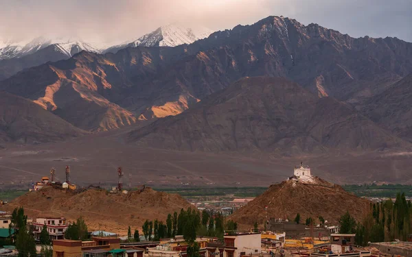 Ladakh 'ın güzel manzarası dağ sırasını ve gökyüzünü kaplıyor, Hindistan' ın en yüksek platosunu. Ladakh şehri manzarası. Ladakh 'ın panoramik görünümü.