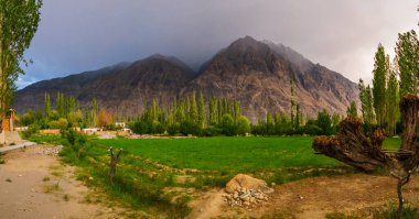 Ladakh 'ın güzel manzarası dağ sırasını ve gökyüzünü kaplıyor, Hindistan' ın en yüksek platosunu. Ladakh şehri manzarası. Ladakh 'ın panoramik görünümü.