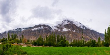 Ladakh 'ın güzel manzarası dağ sırasını ve gökyüzünü kaplıyor, Hindistan' ın en yüksek platosunu. Ladakh şehri manzarası. Ladakh 'ın panoramik görünümü.