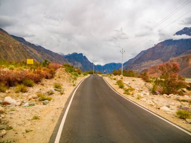 Ladakh Dağı yolu, Kuzey Hindistan. Ladakh 'ın güzel manzarası, Hindistan' ın en yüksek yaylası..
