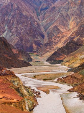 Kuzey Hindistan, Ladakha 'daki dağ ve nehir. Ladakh 'ın güzel manzarası, Hindistan' daki en yüksek plato. Dikey veya portre oryantasyonu.