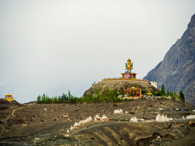 Kuzey Hindistan 'daki Nubra Vadisi' ndeki en eski ve en büyük Budist manastırı olan Diskit Manastırı 'ndaki güzel Buda heykeli..