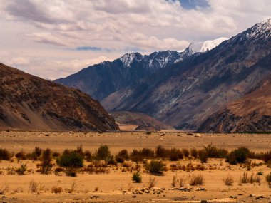 Ladakh 'ın güzel manzarası dağ sırasını ve gökyüzünü kaplıyor, Hindistan' ın en yüksek platosunu. Ladakh şehri manzarası. Ladakh 'ın panoramik görünümü.