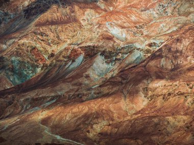 Güneş ışığıyla kaplı bir dağ yamacında taş dokusu. Gölgeler ve röfleler. Ladakh, Hindistan.