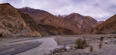 Ladakh 'ın güzel manzarası dağ sırasını ve gökyüzünü kaplıyor, Hindistan' ın en yüksek platosunu. Ladakh şehri manzarası. Ladakh 'ın panoramik görünümü.