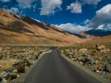 Ladakh Dağı yolu, Kuzey Hindistan. Ladakh 'ın güzel manzarası, Hindistan' ın en yüksek yaylası..