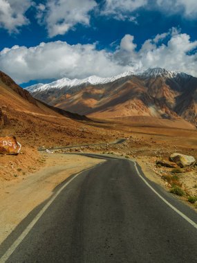 Ladakh Dağı yolu, Kuzey Hindistan. Ladakh 'ın güzel manzarası, Hindistan' daki en yüksek plato. Dikey veya portre oryantasyonu.
