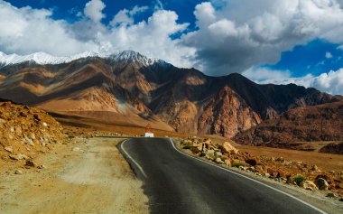 Ladakh Dağı yolu, Kuzey Hindistan. Ladakh 'ın güzel manzarası, Hindistan' ın en yüksek yaylası..